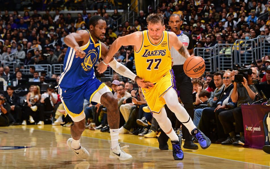 LOS ANGELES, CA - OCTOBER 21: Luka Doncic #77 of the Los Angeles Lakers drives to the basket during the game aGolden State Warriors on October 21, 2025 at Crypto.Com Arena in Los Angeles, California. NOTE TO USER: User expressly acknowledges and agrees that, by downloading and/or using this Photograph, user is consenting to the terms and conditions of the Getty Images License Agreement. Mandatory Copyright Notice: Copyright 2025 NBAE Adam Pantozzi/NBAE via Getty Images/AFP (Photo by Adam Pantozzi / NBAE / Getty Images / Getty Images via AFP)