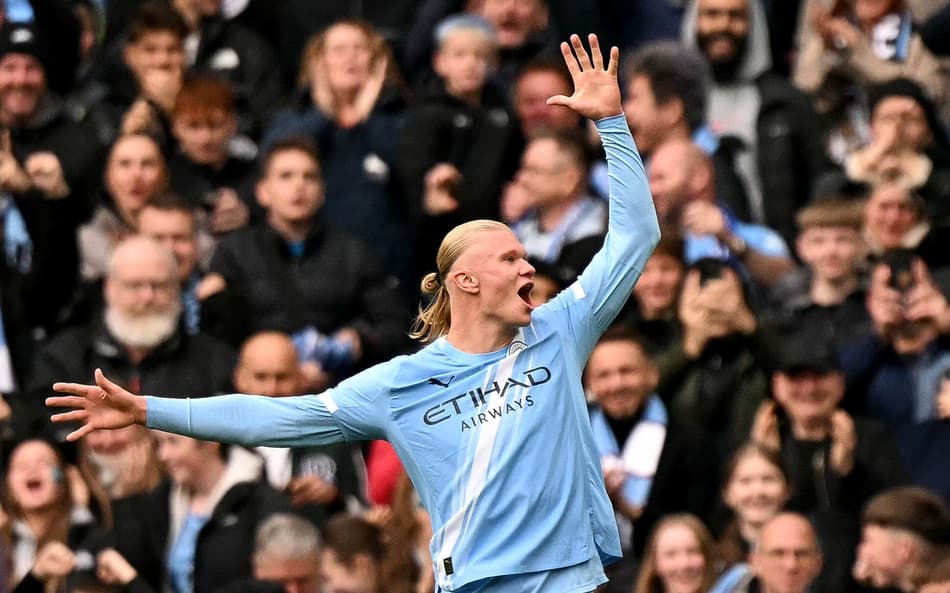 Haaland marcou os dois gols da vitória do Manchester City sobre o Everton na Premier League (Foto: Oli SCARFF / AFP)