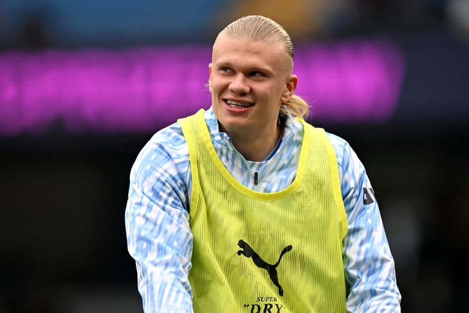 Erling Haaland no aquecimento para jogo entre Manchester City e Everton (Foto: Oli SCARFF / AFP)
