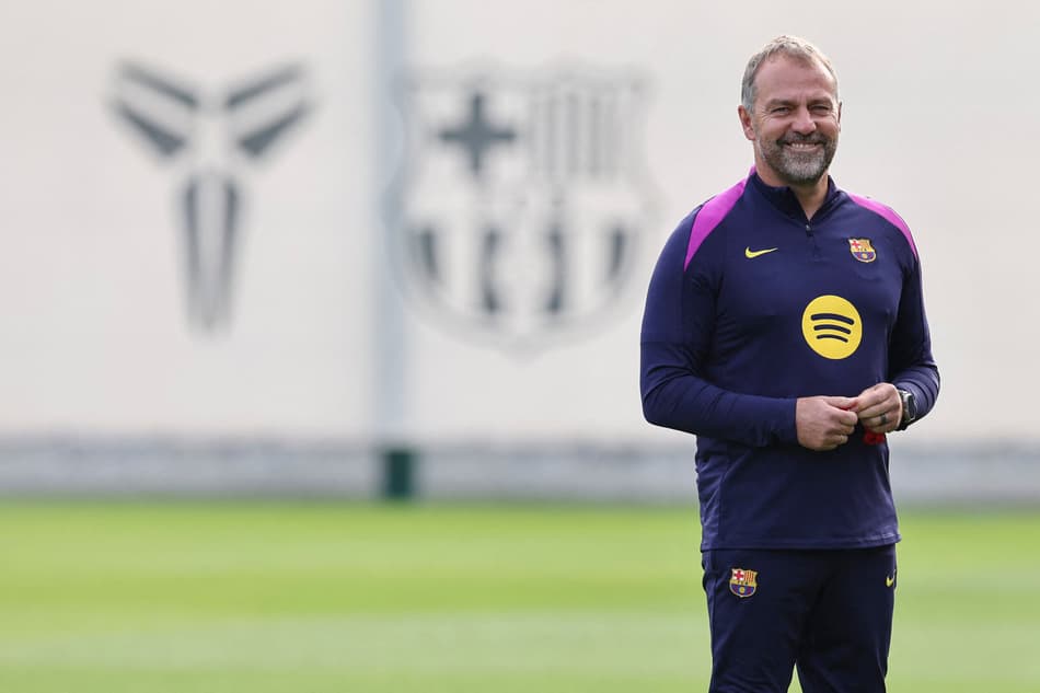 Hansi Flick em treino do Barcelona na véspera de jogo contra Real Madrid (Foto: Josep LAGO / AFP)
