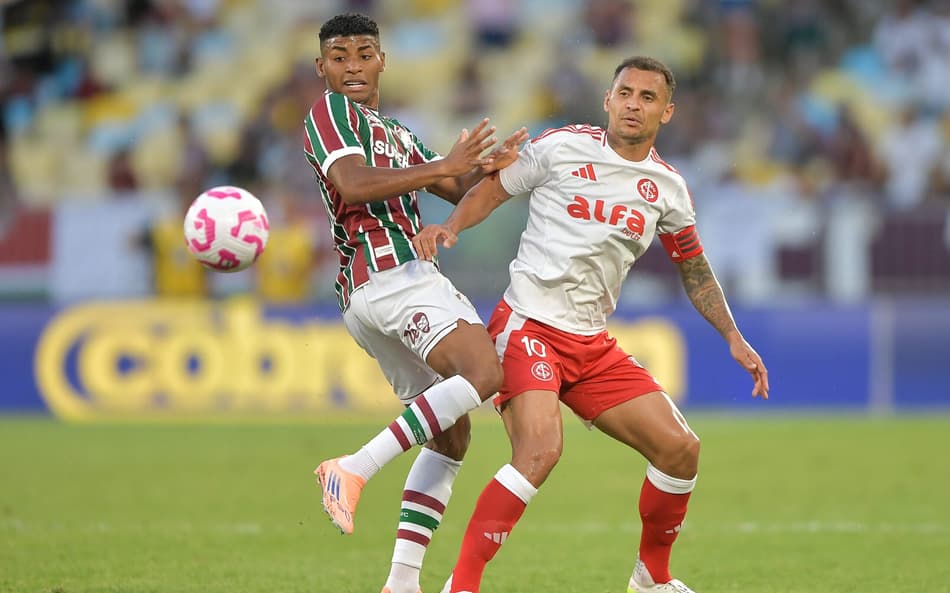 Hércules e Alan Patrick disputam bola em Fluminense x Internacional (Foto: Thiago Ribeiro/AGIF)