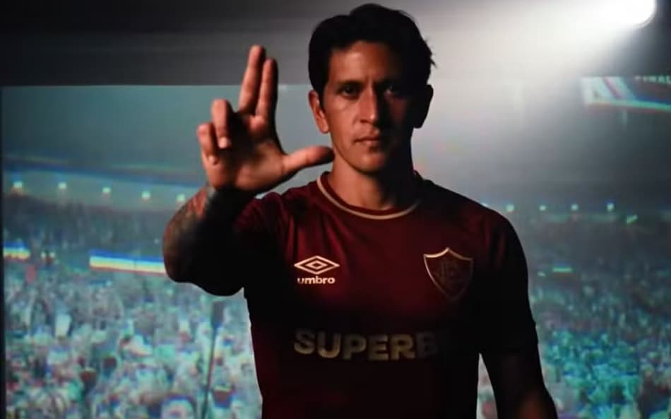 Cano com a nova camisa do Fluminense (Foto: Divulgação)