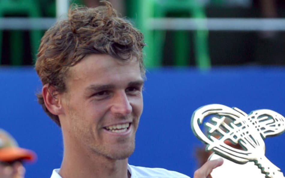 Guga Kuerten com o troféu de 2002 do Brasil Open, no Sauípe (Foto: Arquivo/Fotojump)
