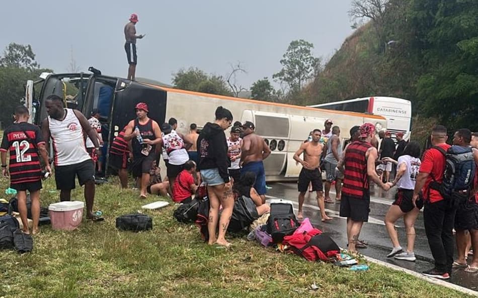 Ônibus com torcedores do Flamengo tombou em viagem à Argentina (Foto: Reprodução/Redes sociais)