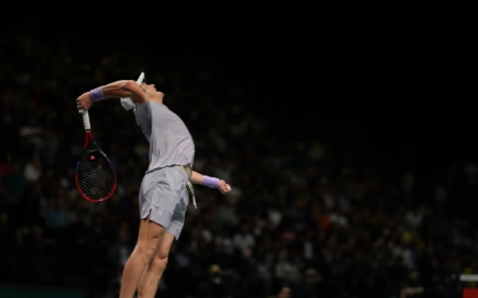 João Fonseca saca na estreia do Masters 1000 de Paris (Divulgação)