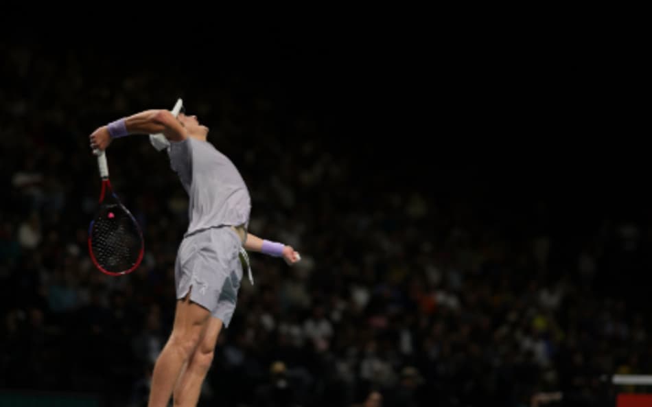João Fonseca saca na estreia do Masters 1000 de Paris (Divulgação)