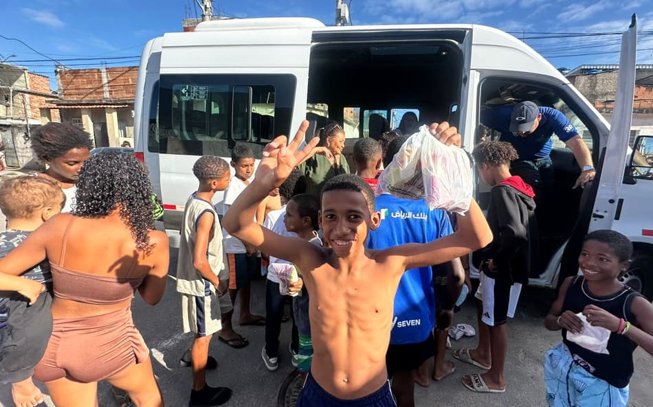 Fluminense doa 400 brinquedos para crianças na Cidade de Deus (Foto: Divulgação/ Fluminense)