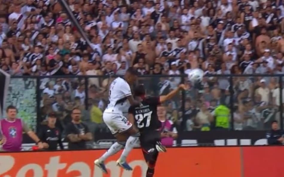 Lance do pênalti marcado para o Vasco contra o Vitória (Foto: Reprodução/CBF)
