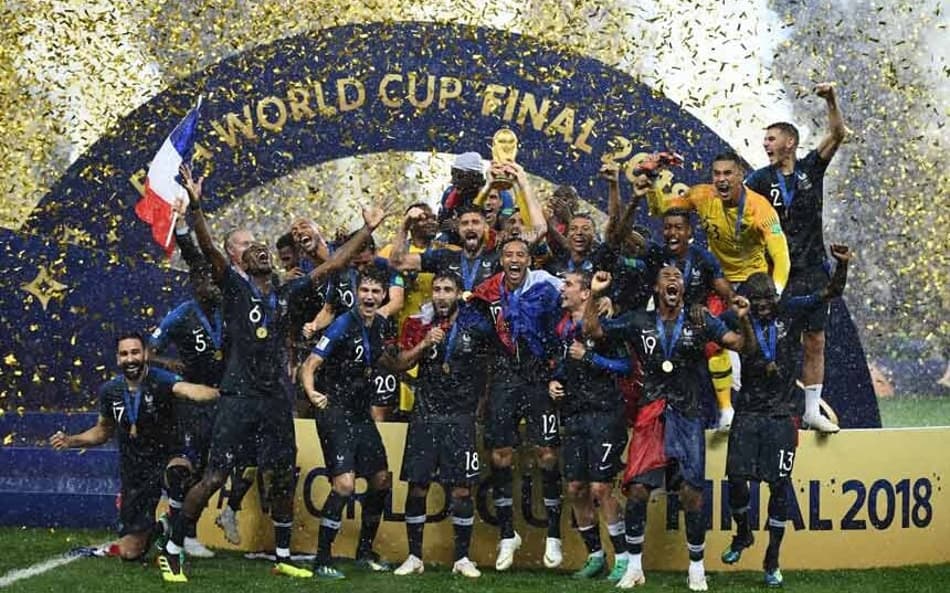 A glória do título: França sagrou-se bicampeã da Copa do Mundo ao derrotar a Croácia por 4 a 2. Mandzukic (contra), Griezmann, Pogba e Mbappé balançaram as redes pelos Les Bleus