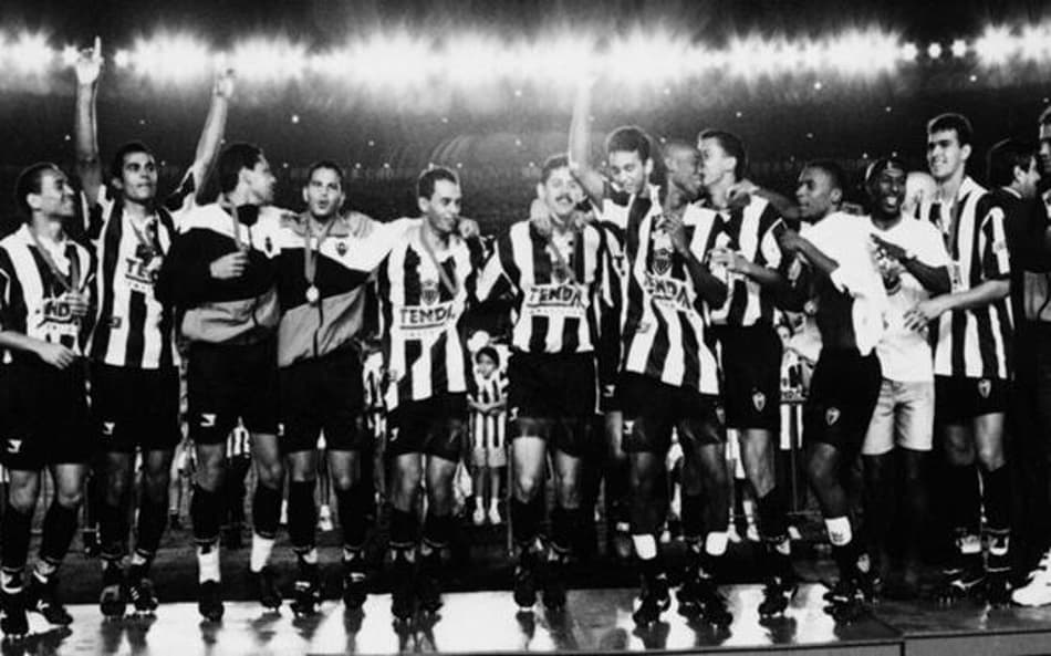Atlético-MG ergue a taça da Copa Conmebol, conquistada de maneira invicta (Foto: Arquivo/CAM)