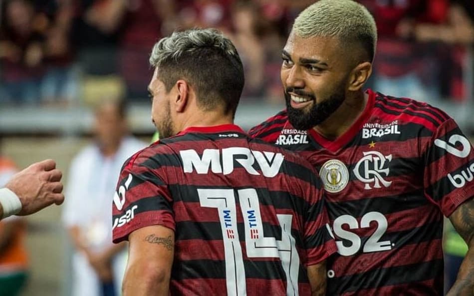 A rotina de boas atuações de Gabigol e Arrascaeta em 2019 teve mais um capítulo neste sábado, no Mineirão. O camisa 9, outra vez, mostrou o seu oportunismo dentro da área. Agora, ele soma 17 gols no Brasileirão. Inspirado, o uruguaio decidiu na etapa final, após boa construção ofensiva do ataque. Confira, na sequência de fotos, as notas do L! (Por Carlos Bandeira de Mello - carlosandrade@lancenet.com.br)<br>