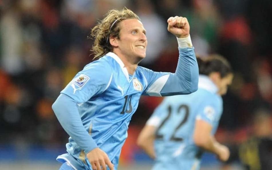 Em 2018, Diego Forlán&nbsp;vestirá a camisa do Kitchee SC, atual campeão da Premier League de Hong Kong. O uruguaio foi eleito o craque da Copa de 2010 e na época era o artilheiro do Atlético de Madrid. Após o Mundial da África do Sul, ele teve uma passagem de dois anos no futebol brasileiro defendendo o Internacional