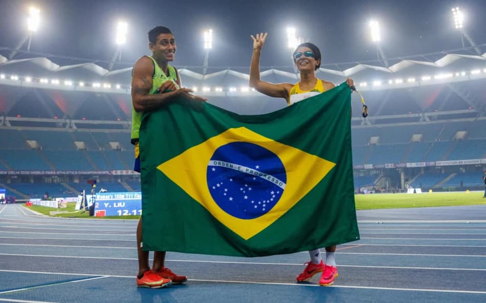 O guia Gabriel Garcia e Jerusa Geber, no Mundial de Nova Déli