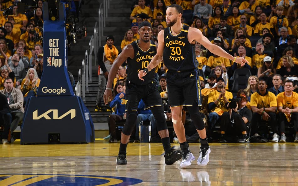 Jimmy Butler e Stephen Curry em quadra pela NBA