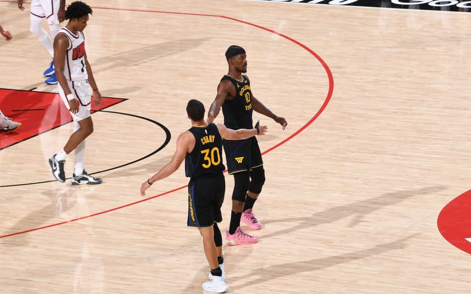 Jimmy Butler e Stephen Curry em jogo entre Warriors e Rockets pelos playoffs da NBA (Foto: Noah Graham/NBAE via Getty Images/AFP)