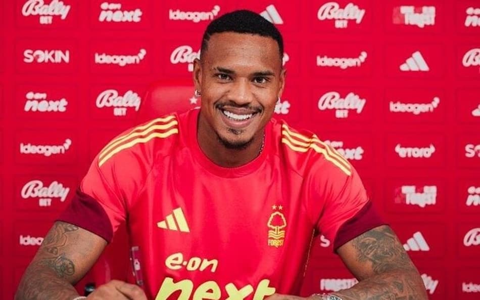 John, ex-Botafogo, foi anunciado pelo Nottingham Forest (Foto: Divulgação/Nottingham Forest)