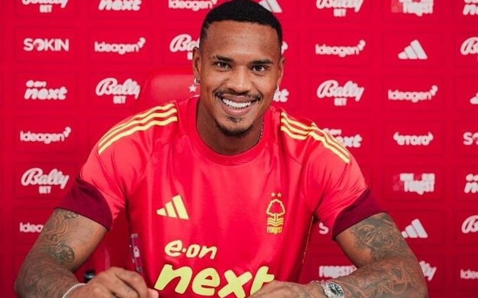 John, ex-Botafogo, foi anunciado pelo Nottingham Forest (Foto: Divulgação/Nottingham Forest)