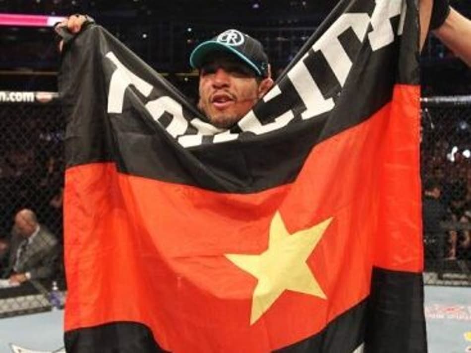 José Aldo com a bandeira de organizada do Flamengo no UFC (Foto: Divulgação/UFC)