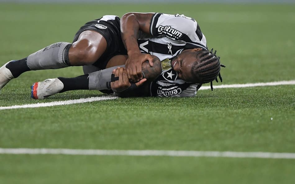 Kaio, zagueiro do Botafogo, sofreu grave lesão no joelho em partida contra o Bahia pelo Brasileirão (Foto: Thiago Ribeiro/AGIF)