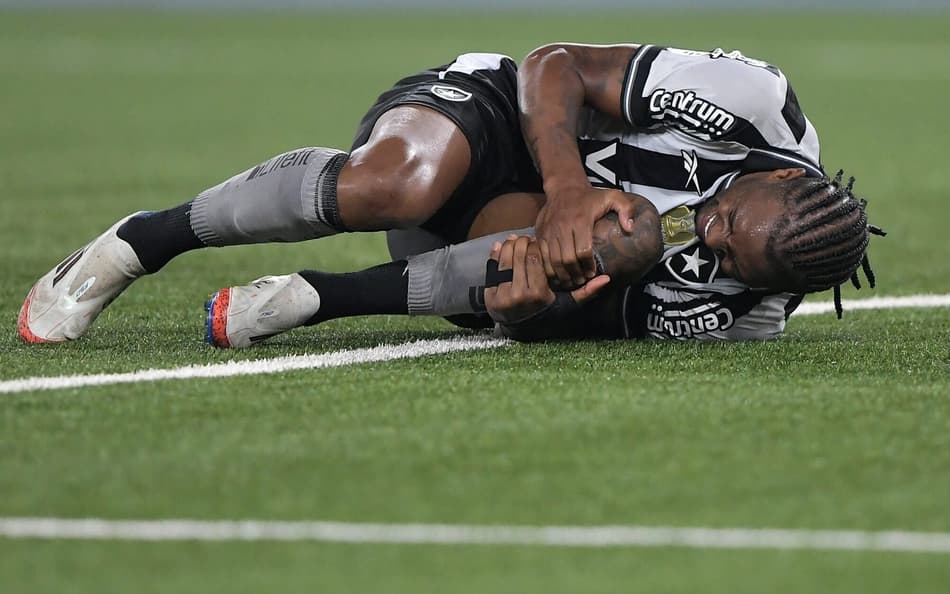 Kaio, zagueiro do Botafogo, sofreu grave lesão no joelho em partida contra o Bahia pelo Brasileirão (Foto: Thiago Ribeiro/AGIF)