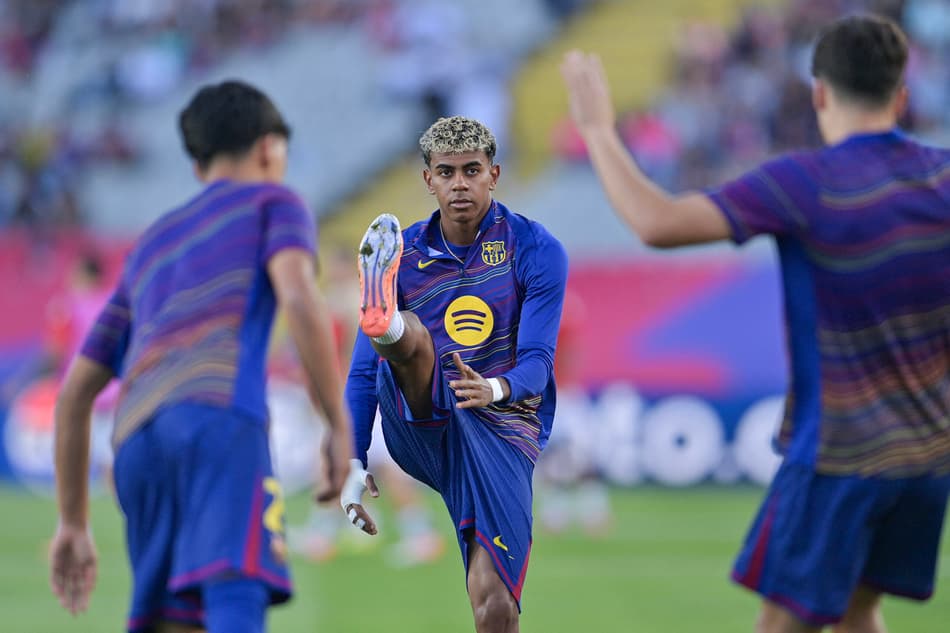 Lamine Yamal aquece antes de Barcelona x Olympiacos (Foto: Manaure Quintero / AFP)