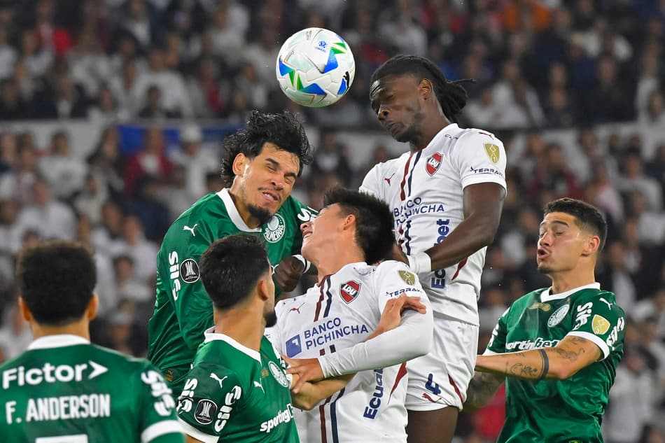 Gustavo Gómez em ação em LDU x Palmeiras em Quito pela semifinal da Libertadores (Foto: Rodrigo BUENDIA / AFP)