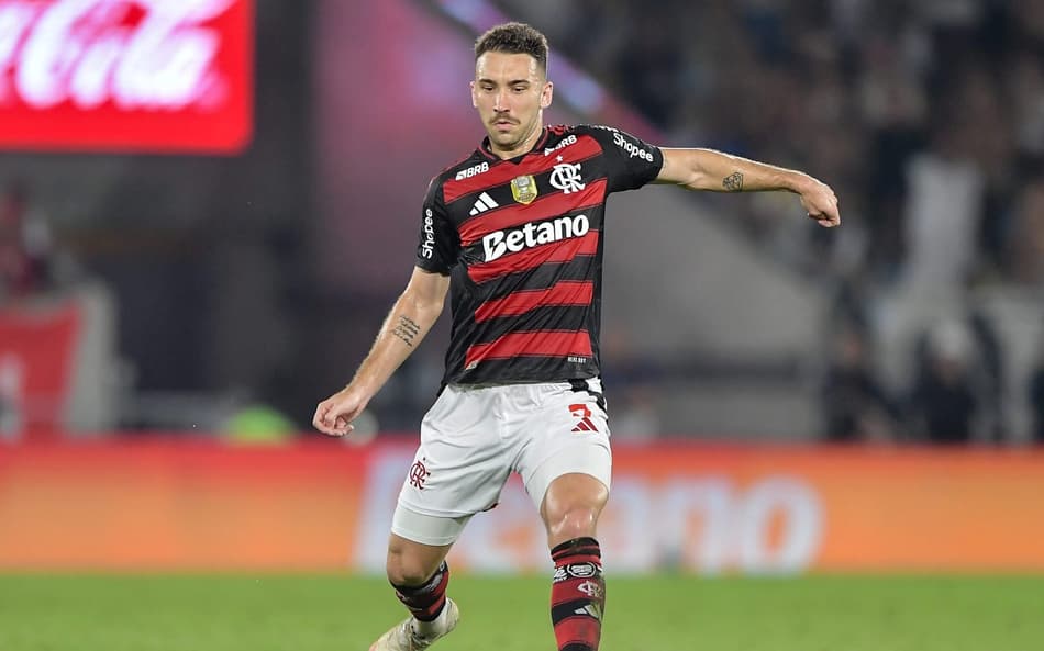 Leo Ortiz em campo pelo Flamengo