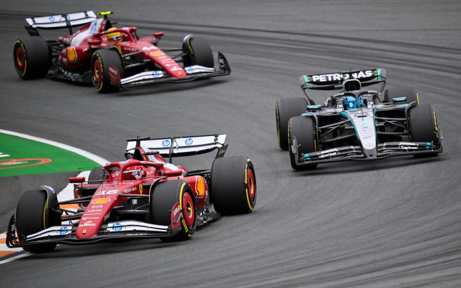Charles Leclerc, George Russell e Lewis Hamilton em disputa no GP da Holanda pela F1 2025 (Foto: JOHN THYS / AFP)