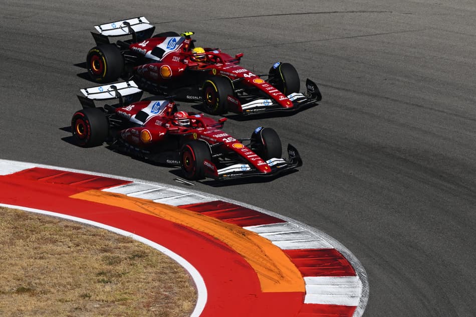 Lewis Hamilton e Charles Leclerc, da Ferrari, no GP dos Estados Unidos pela F1 2025 (Foto: Clive Mason/Getty Images/AFP)