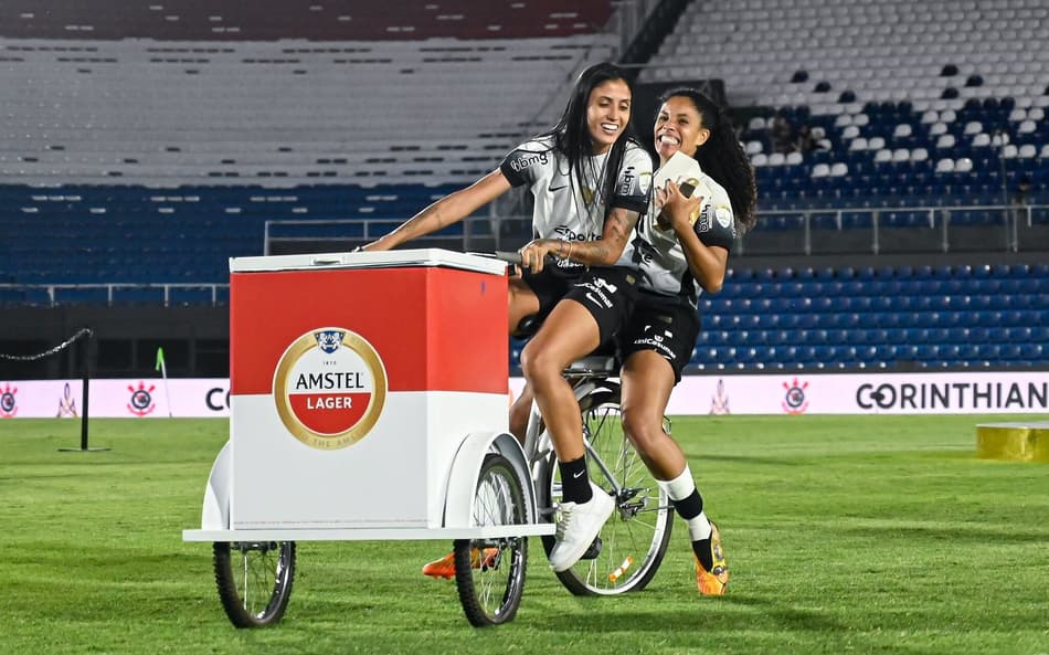 Jogadoras do Corinthians no carrinho da Amstell, patrocinadora da Libertadores Feminina (Foto: Staff Images Woman/Conmebol)