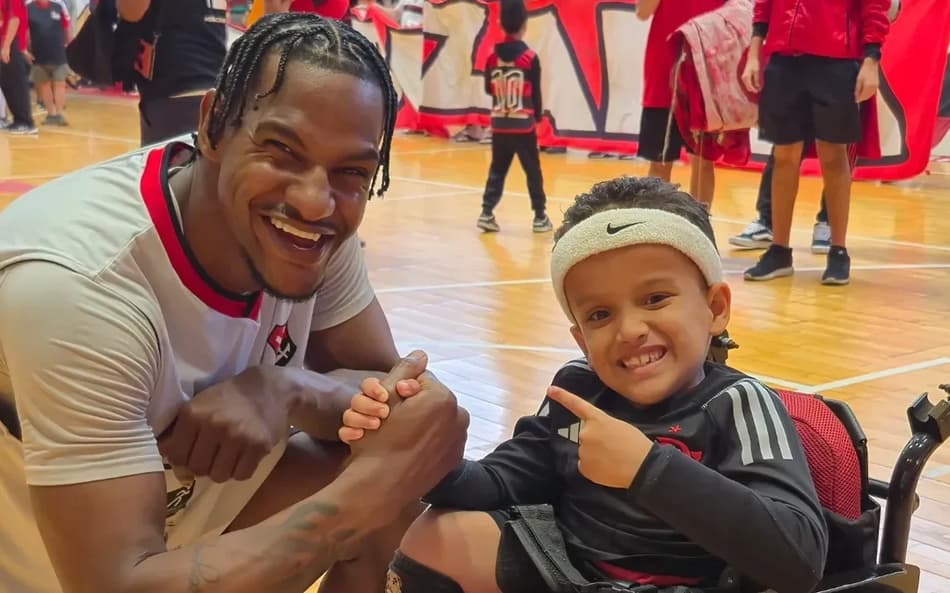 Torcedor mirim Lionel Messi com Jonathan Luz, capitão do Flamengo Basquete (Foto: Reprodução/Instagram: @rubronegromirim)