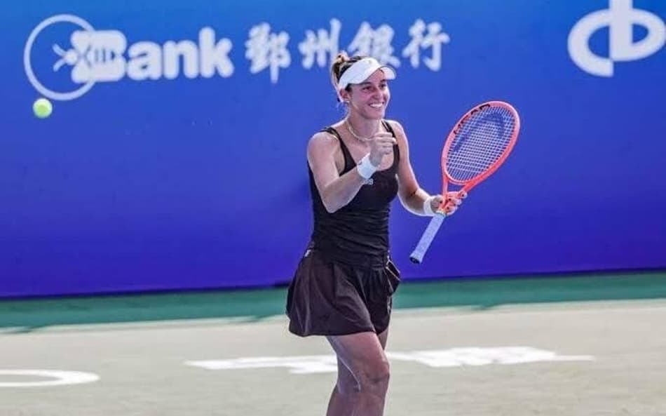 Luisa Stefani, ao lado de Time Babo, está na semi do WTA de Tóquio (Foto: Reprodução)