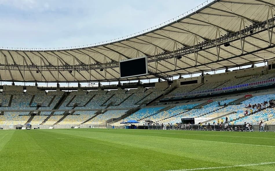 Gramado do Maracanã recebe tratamento na Data Fifa (Foto: Divulgação/Maracanã)
