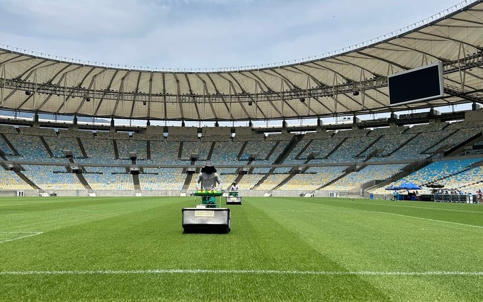 Gramado do Maracanã recebe manutenção duramte Data Fifa (Foto: Divulgação/Maracanã)