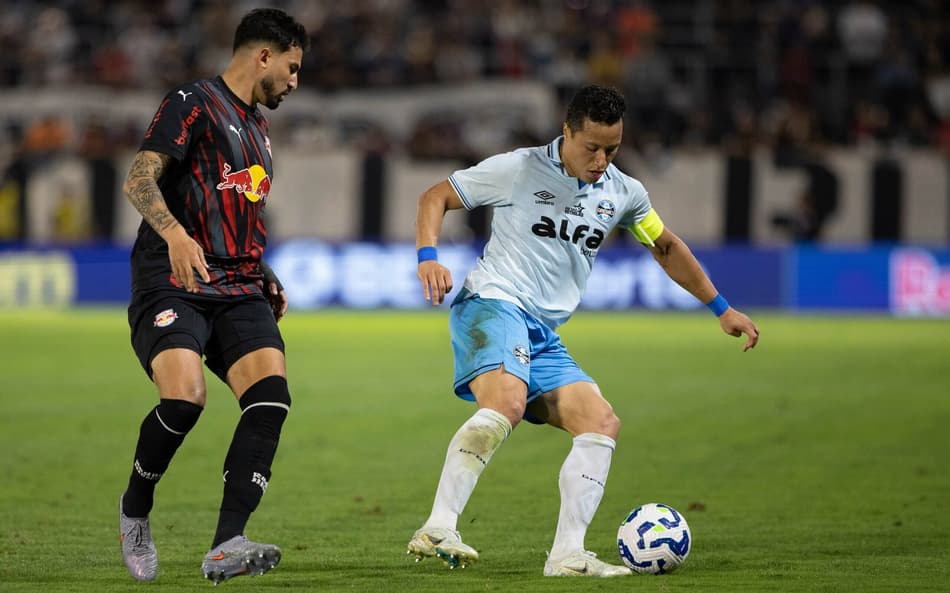 Marlon, do Grêmio, em ação contra o Bragantino (Foto: Joisel Amaral/AGIF)