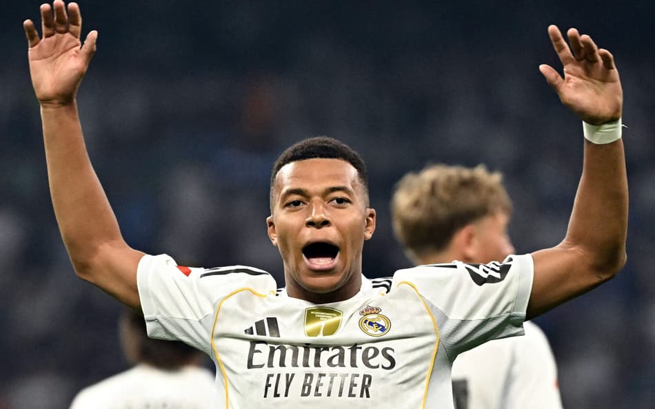 Mbappé comemora seu gol no jogo do Real Madrid contra o Osasuna