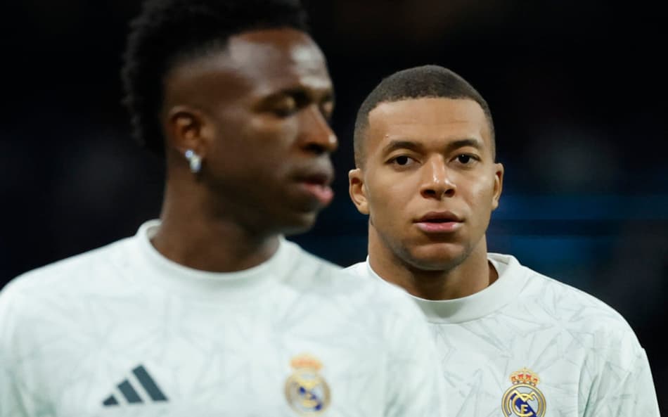 Vini Jr e Kylian Mbappé aquecem antes de Real Madrid x Barcelona (Foto: Oscar del Pozo/AFP)