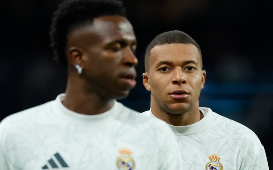 Vini Jr e Kylian Mbappé aquecem antes de Real Madrid x Barcelona (Foto: Oscar del Pozo/AFP)