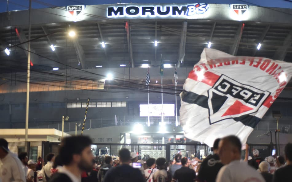 Torcida do São Paulo protesta antes da partida contra o Ceará no Morumbis
