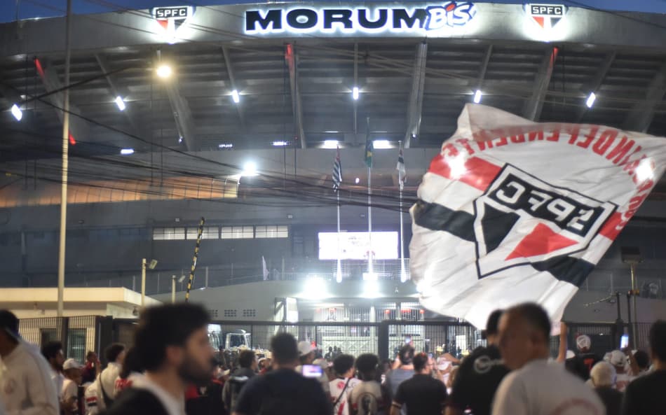 Torcida do São Paulo protesta antes da partida contra o Ceará no Morumbis