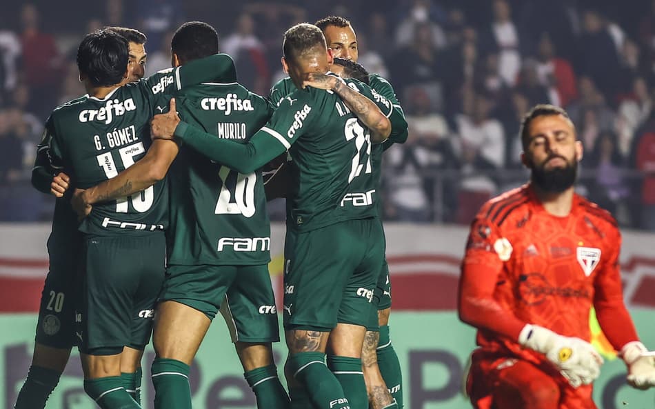 Jogadores do Palmeiras comemoram gol de Murilo contra o São Paulo no Morumbi pelo Campeonato Brasileiro 2022 (Foto: Marcello Zambrana/AGIF)