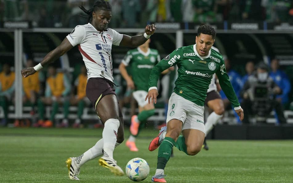 Vitor Roque exalta torcida e celebra classificação: 'Mágica'