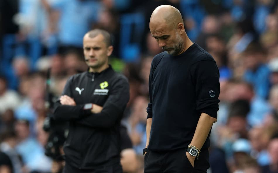 Pep Guardiola lamenta derrota do Manchester City para o Tottenham na Premier League (Foto: Darren Staples / AFP)