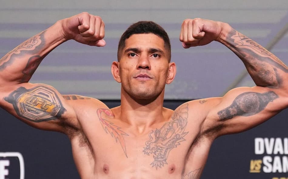 Alex Poatan em pose para fotos antes de evento do UFC.