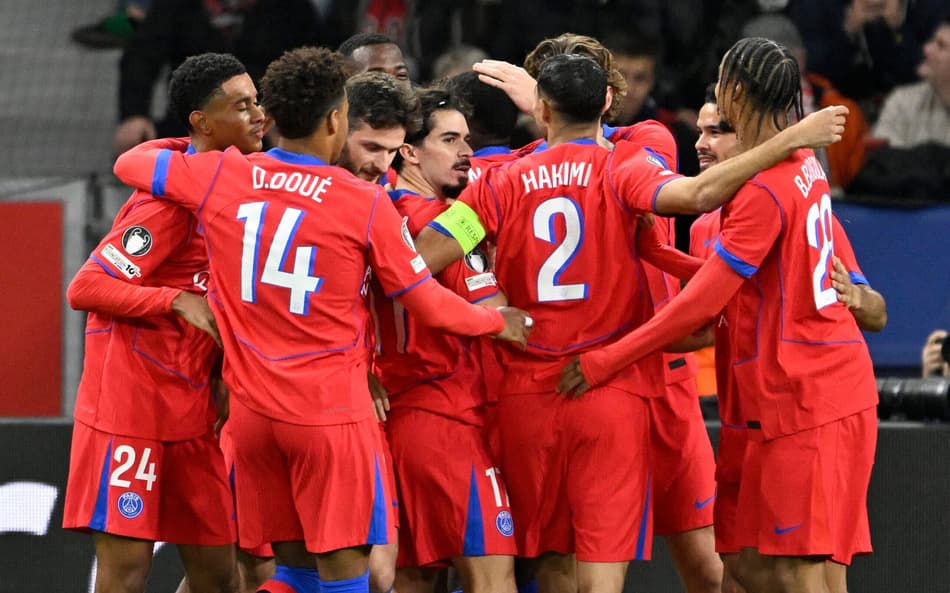 Jogadores comemoram goleada do PSG sobre o Leverkusen na Champions League (Foto: INA FASSBENDER / AFP)