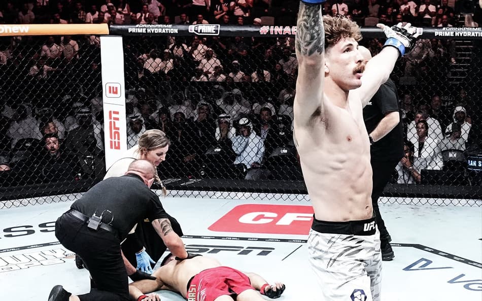 Quillan Salkilld (AUS) venceu Nasrat Haqparast (MAR) por nocaute no UFC 321 (Foto: Reprodução)