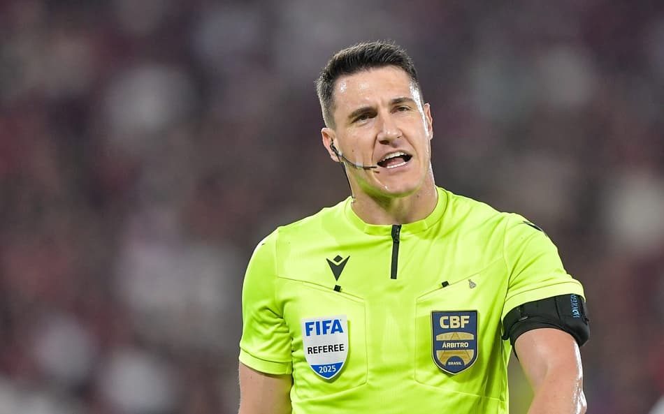 Rafael Klein foi o árbitro de Flamengo x Vasco no Maracanã (Foto: Thiago Ribeiro/AGIF)