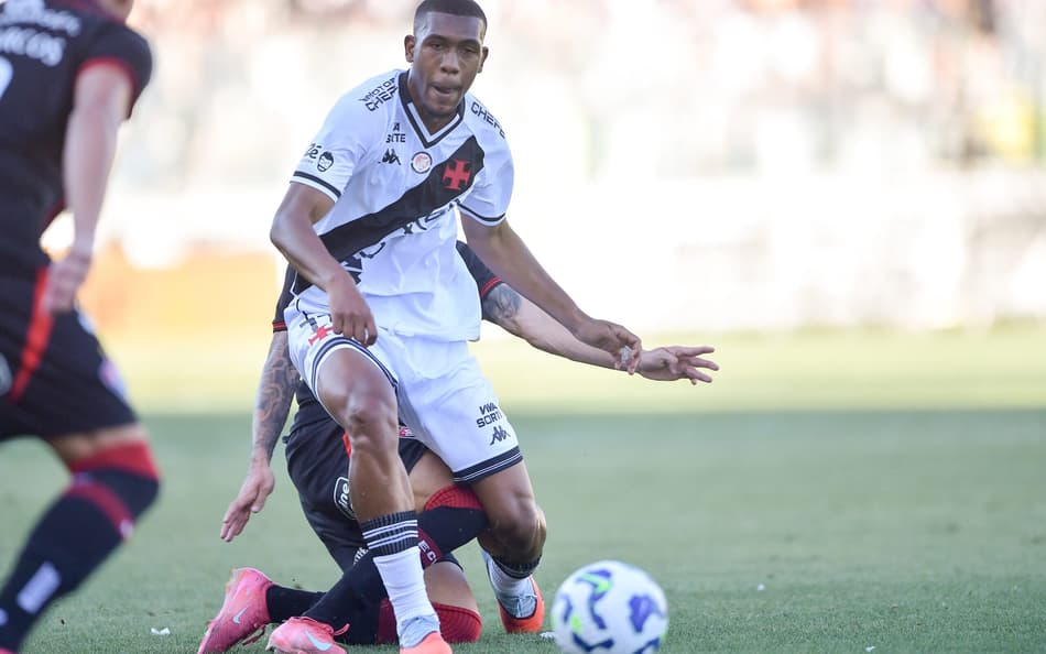 Rayan, do Vasco, em ação no jogo contra o Vitória em São Januário pelo Brasileirão