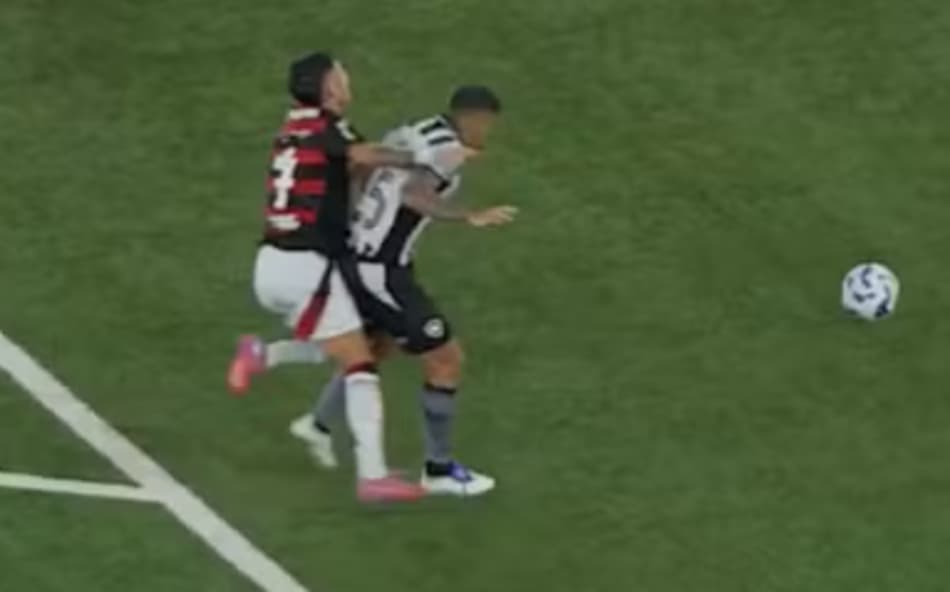 Momento do pisão em Luiz Araújo (Foto: Reprodução)
