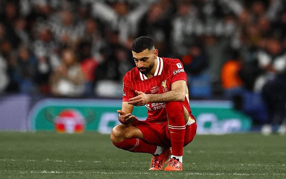 Salah lamentando vice do Liverpool na Copa da Liga Inglesa
